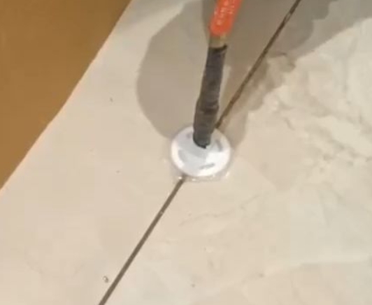 仓山瓷砖空鼓维修公司专业解答瓷砖在铺贴过程中，如果没有涂抹均匀到位的粘结材料（如水泥砂浆或瓷砖胶），可能会导致以下问题